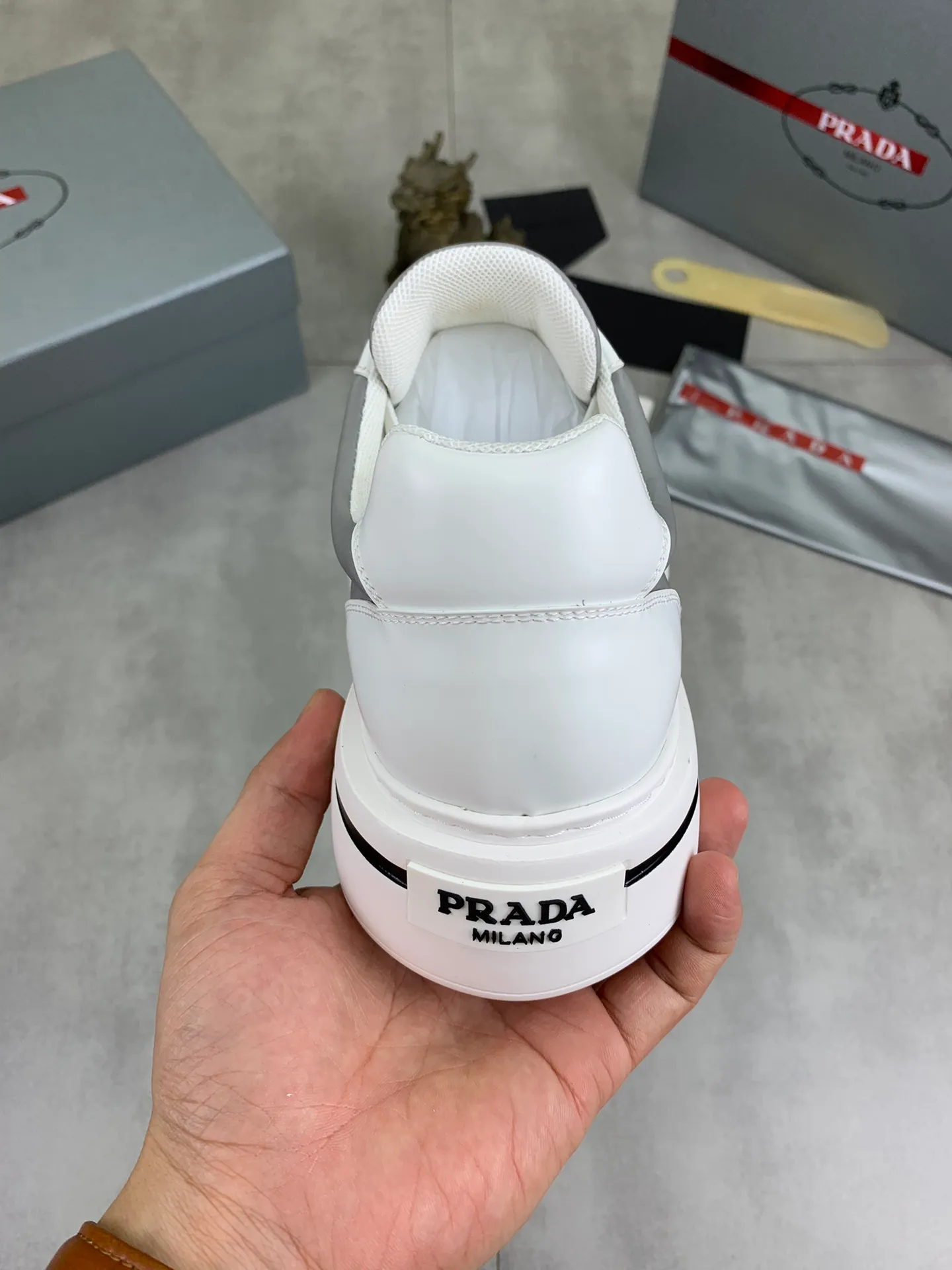Men's shoes 💰P580 new (higher version) new models are available at PRADA counters simultaneously, new men's shoes, 😘 fabrics are selected from original calfskin. First layer of imported silk cowhide lining. The original version is awesome! 👍🏿Original open-molded non-slip PU outsole, with exquisite lines, simple and elegant, super comfortable and classy on foot, suitable for leisure travel. Code number: 38 to 44 (45 customized) 4️⃣ colors available